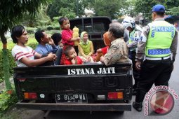Wisatawan Dilarang Gunakan Mobil Bak Terbuka