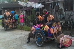 Minim Angkot Terpaksa Naik Betor ke Sekolah