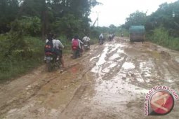 Jalan Samarinda-Muara Kaman Rusak Parah