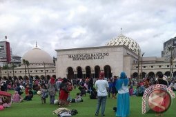 Masjid Raya Bandung Sediakan 1.500 Takjil Gratis