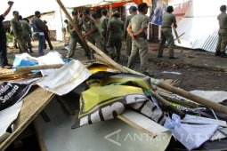Pembongkaran Lapak PKL Diwarnai Protes Pedagang