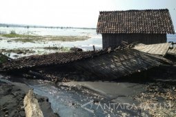 Warga Pesisir Pantai Watu Pecak Lumajang Mengungsi Akibat Banjir Rob