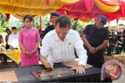 Bupati Tapsel Serahkan Klinik Teratai Brimob