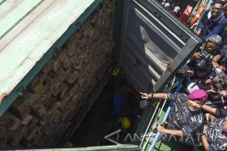 AL Tangkap Kapal Muatan Kayu Diduga Ilegal