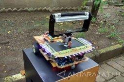 Mahasiswa Unair Buat Robot Sterilkan Kamar Operasi