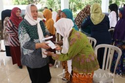 PKK Kabupaten Sidoarjo Bagikan Santunan Kaum Dhuafa
