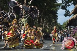 Presiden naik mobil hias di pawai Pesata Kesenian Bali