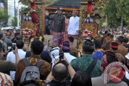 Presiden Berbaur Dengan Seniman Dalam Pawai PKB