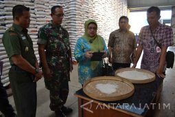 Pejabat Kementan Pantau Kualitas Beras Bulog Jember