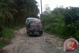 Jalan Simpang Parbutaran Simalungun Perlu Perbaikan