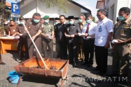 Kejari Sidoarjo Musnahkan Ratusan Botol Minuman Keras