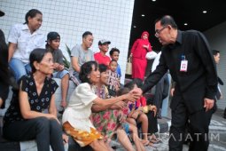 Bank Jatim Bagi Takjil Gratis
