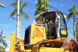 DKP2K Tapteng Terima Bantuan 1 Unit Dozer