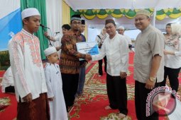 Pelindo Distributes Blankets for Orphanage