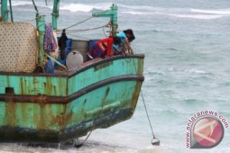 Imigran Sri Lanka Menimba Air Laut