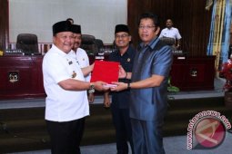 Walikota Sibolga Serahkan LKPj Tahun 2015