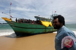 Kapal imigran Sri Lanka digeser dengan alat berat