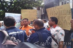 Warga Tulungagung Demo Tuntut Kades Dicopot