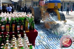 Polda Musnahkan 12.978 Botol Miras Ilegal Asal Malaysia
