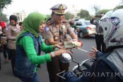 Bonek-Polisi Bagikan 1.927 Paket Takjil di Jalan
