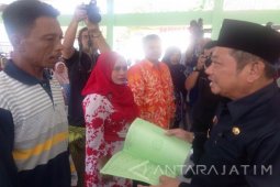 Bupati Sidoarjo Serahkan Sertifikat Tanah Warga Porong