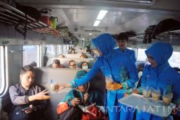 PT KAI Daop Jember Bagikan Takjil kepada Penumpang