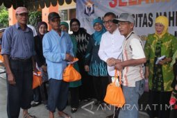 Unusa Bagikan 500 Sembako kepada Tukang becak dan Loper