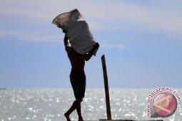 Membuang Sampah ke Laut