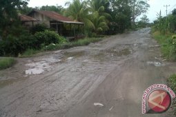 Perbaikan Jalan Trigadu lambat ganggu aktivitas warga tiga kecamatan