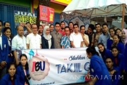 Mahasiswa Non-Muslim IKIP BU Bagikan Seribu Takjil Gratis