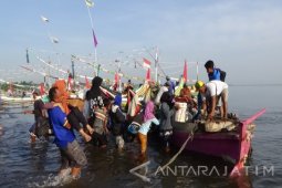 Pemudik Situbondo-Madura Gunakan Perahu Tradisional