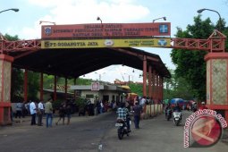 Warga Hadang Truk Sampah Dki Masuk Bantargebang
