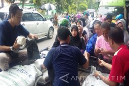 PTPN X Bagikan Paket Sembako di Empat Kota