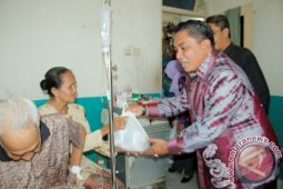 Wali Kota Serahkan Paket Lebaran Ke Pasien