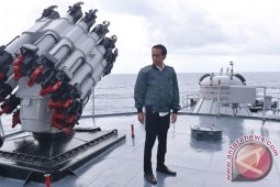 Tinjau KRI Imam Bonjol