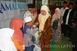 Sekolah Al-Muslim Bagikan 900 Bahan Pokok