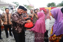 Serahkan Bantuan