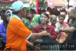 Ribuan Warga Blitar  Antre Zakat