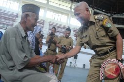 Bagikan Beras Gratis
