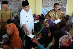 1000 Kaum Dhuafa Terima Paket Baznas