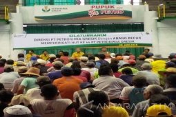 1.300 Tukang Becak Terima Bingkisan Lebaran Dari Petrokimia