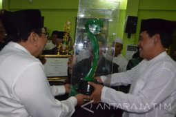 Gubernur Serahkan Award NU