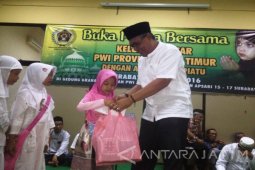 PWI Jatim Santuni Puluhan Anak Yatim