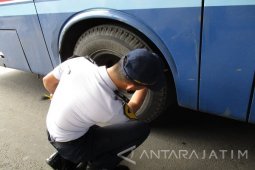 Petugas Periksa Kelaikan Kendaraan Jelang Lebaran