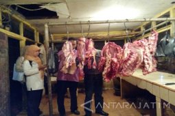 Petugas Temukan Daging Tidak Layak Konsumsi di Kediri