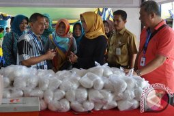 Warga Sumber Jaya serbu bazar murah Kampung KB