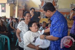 Entaskan Kemiskinan, Wabup Buleleng Salurkan Paket Sembako Untuk Warga Kurang Mampu
