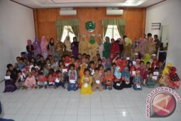 PKK Berikan Tali Asih Pada Anak Yatim