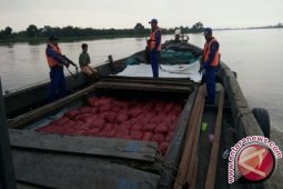 Polair serahkan berkas bawang merah seludupan ke jaksa