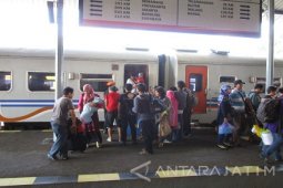 Pemudik Mulai Padati Stasiun Kediri